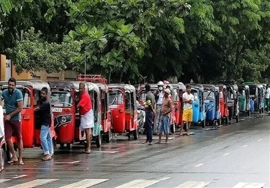 بنزین در پاکستان لیتری ۳۰۰ هزار تومان شد
