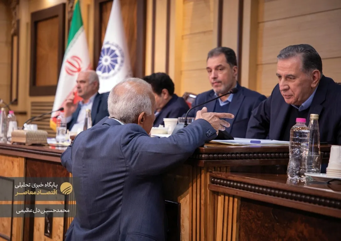 بیست و یکمین و آخرین نشست هیات نمایندگان اتاق ایران در سال ۱۴۰۳ برگزار شد. در این نشست رئیس اتاق ایران در سخنانی به ارائه ۶ توصیه برای بهبود فضای اقتصادی کشور در سال آینده پرداخت.