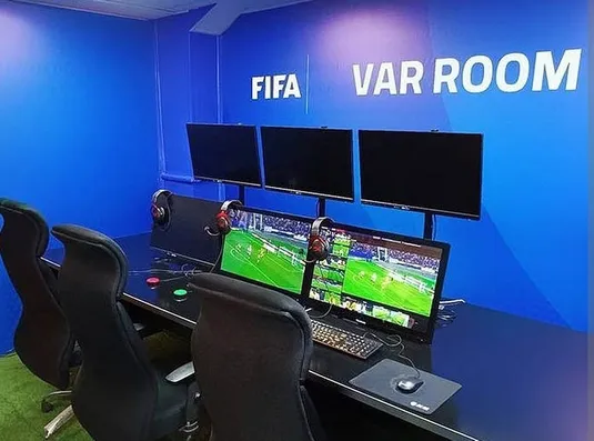 ماجرای شرط&zwnj;بندی حین بازی در اتاق VAR