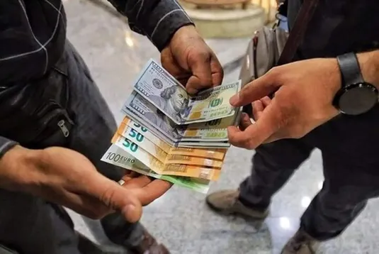 پیش&zwnj;فروش ارز؛ ابزاری برای اقناع صادرکننده یا در جهت تثبیت نرخ&zwnj;ها؟