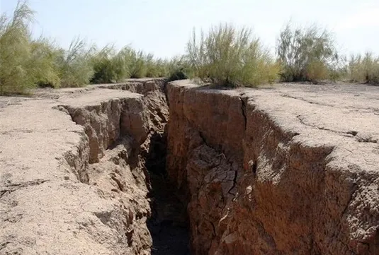 نامه کمیسیون اصل ۹۰ مجلس به عارف درباره فرو&zwnj;نشست زمین