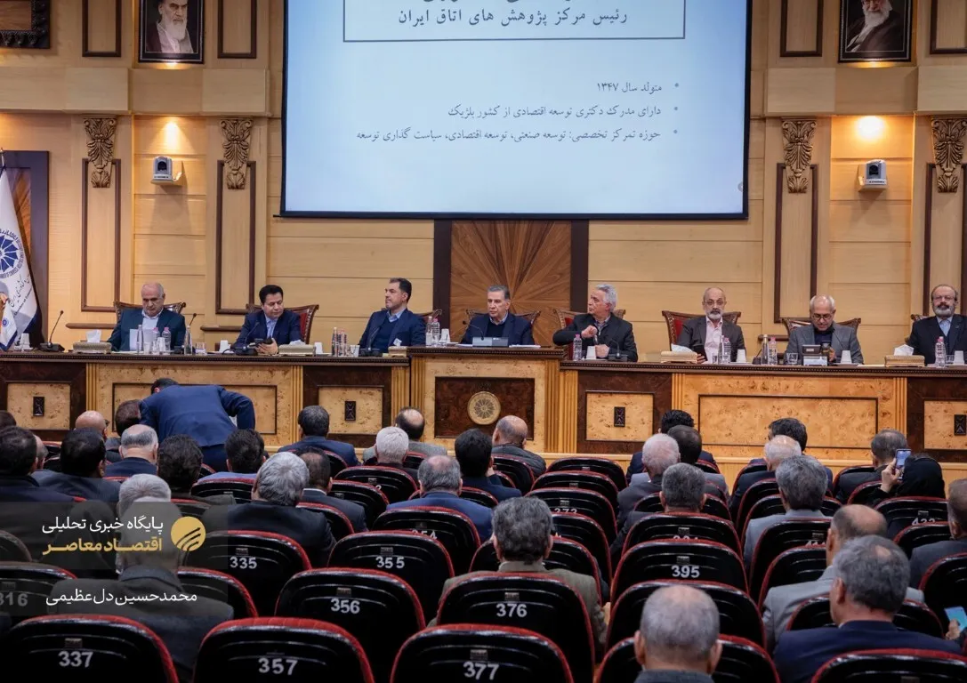 بیست و یکمین و آخرین نشست هیات نمایندگان اتاق ایران در سال ۱۴۰۳ برگزار شد. در این نشست رئیس اتاق ایران در سخنانی به ارائه ۶ توصیه برای بهبود فضای اقتصادی کشور در سال آینده پرداخت.