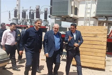 بازدید وزیر نیرو از روند برق‌رسانی به واحدهای صنعتی بازسازی‌شده