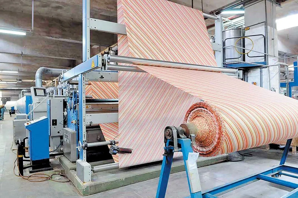 ورود سالانه ۳ میلیارد دلار پوشاک قاچاق/ برخی بخشنامه‌های دولتی ضدتولید است