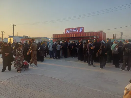 استقبال گسترده زائران اربعین حسینی از گیشه خدمات ارزی بانک شهر در مرز مهران