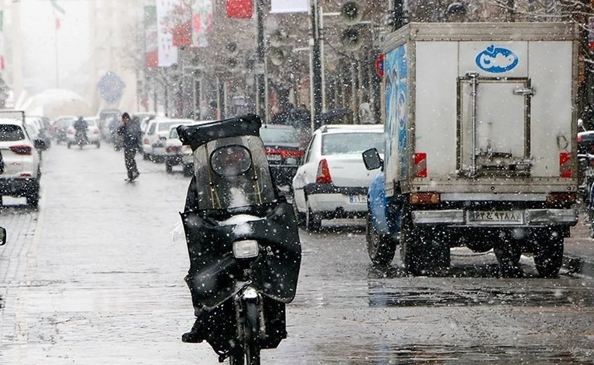 بارش برف در معابر تهران و خطر تصادفات زنجیره‌ای